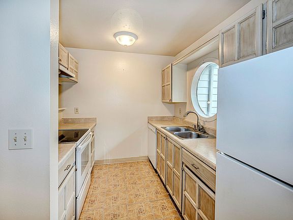 2nd image of 22715 Lakeview Dr APT J2