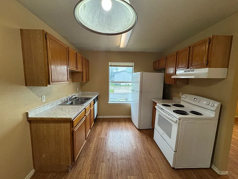 1603 Cedarhill Dr — Photo 7