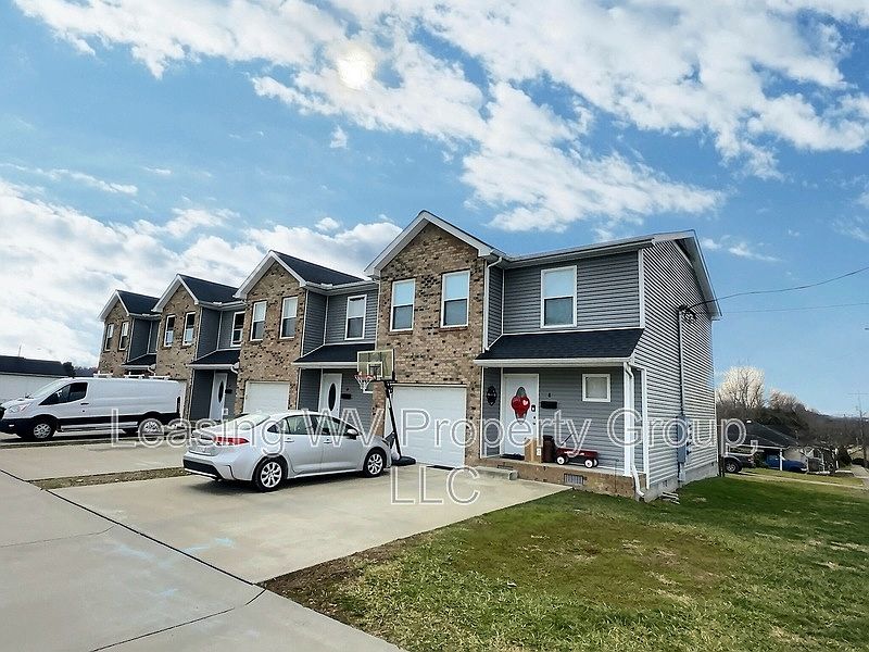 1st image of 33 Madelaine Pl