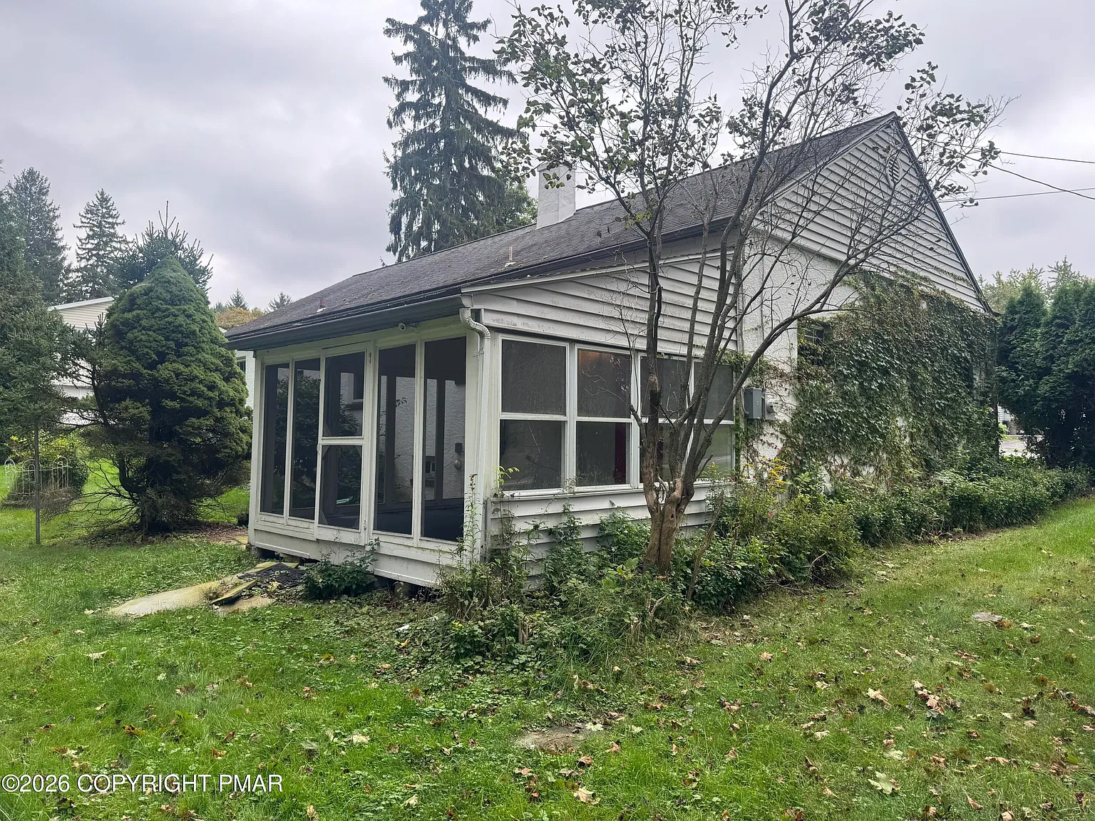 3 bed, 1.0 bath, 2480 sqft, $1,300 — Photo 3