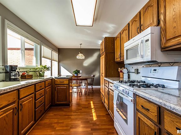 5th image of 6038 N Knoxville Ave