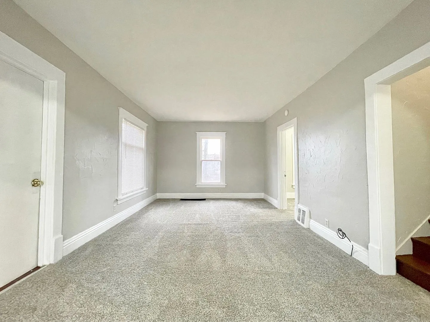 3 bed, 1.0 bath, 990 sqft, $1,195 — Photo 3