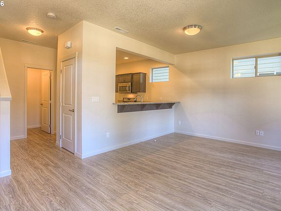 4th image of 13703 NE 64th Cir