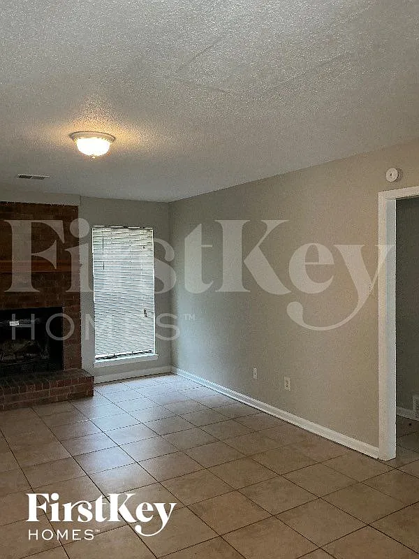 3 bed, 2.0 bath, 1215 sqft, $1,155 — Photo 3
