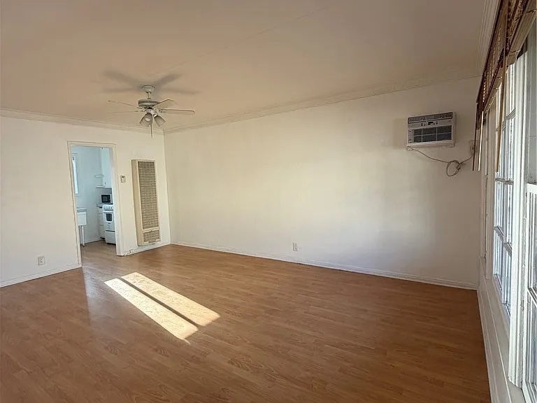 209 S Reeves Dr — Photo 5