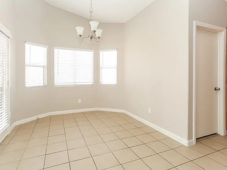 504 Stonehurst Dr — Photo 5