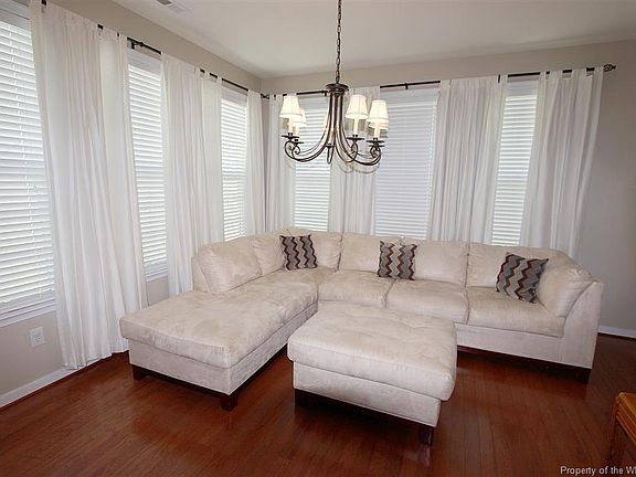 5th image of 702 Queensbury Ln