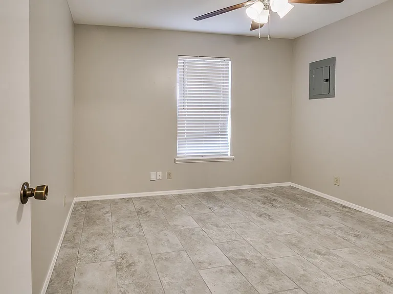 828 Russell Cir #828 — Photo 10