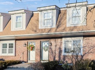 98 Mechanic St APT D, Foxboro, MA 02035