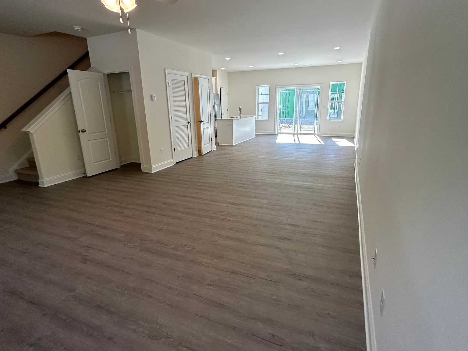 3 bed, 2.5 bath, 1642 sqft, $1,900 — Photo 4