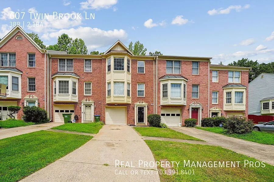 Sun-Filled Townhome with Deck & Fenced Yard Minutes from VRE & I95! — Photo 1