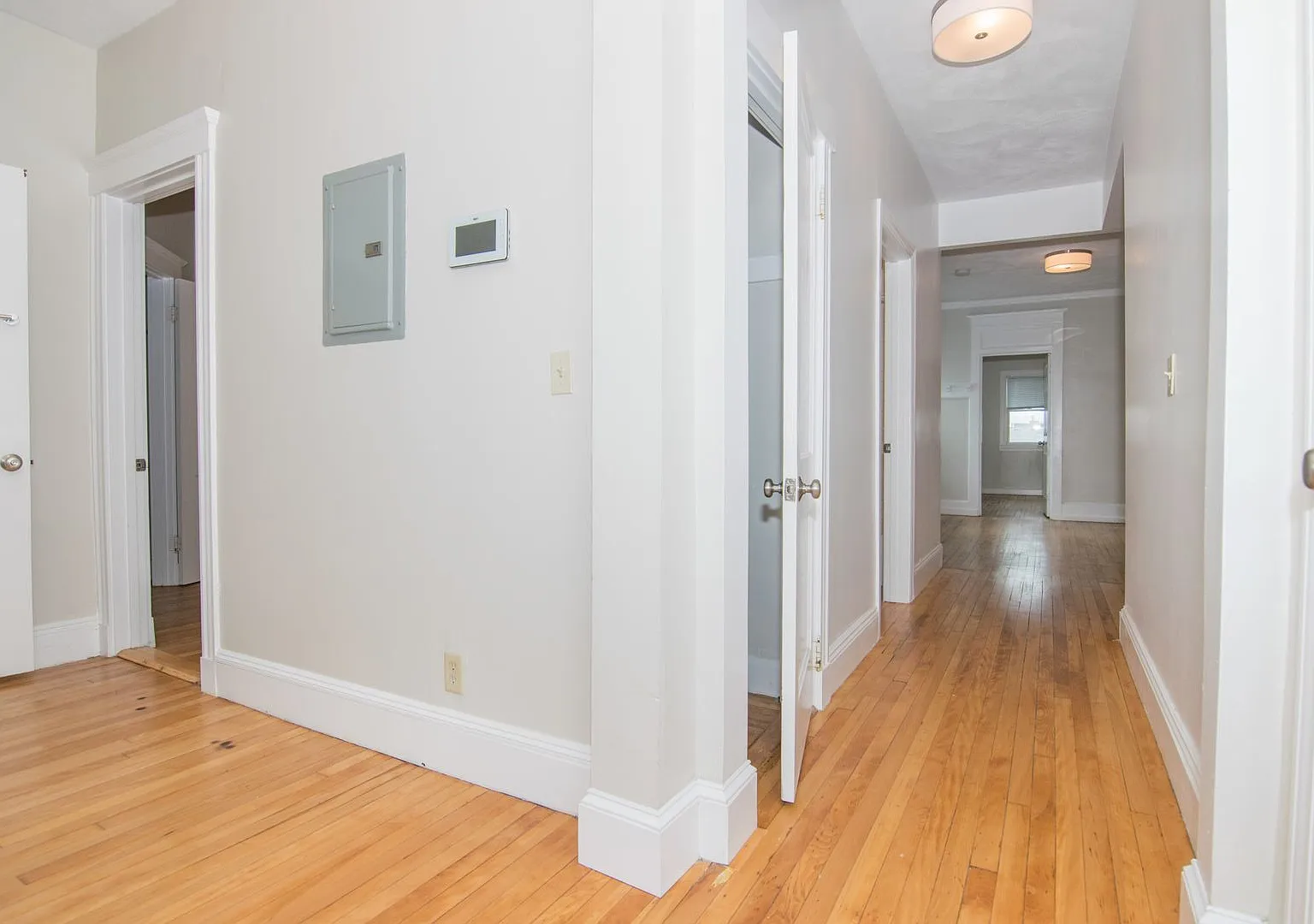 No Brokers Fee. No Security Deposit, Central Heat/AC, Parking for Rent, Laundry on a Site — Photo 2