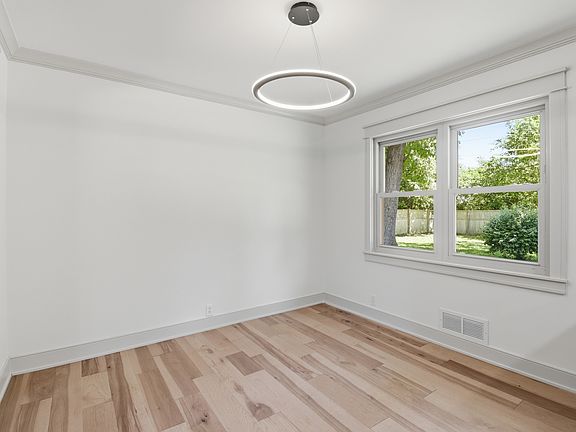 5th image of 7703 Clarendon Rd