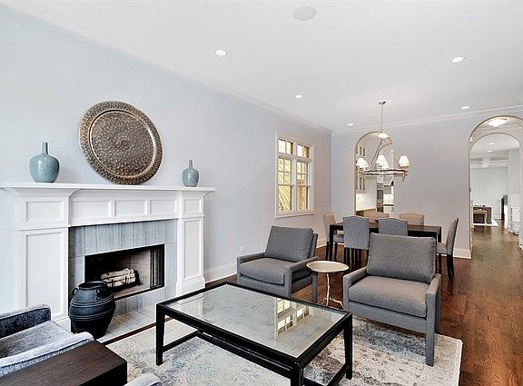 3rd image of 3322 N Hoyne Ave