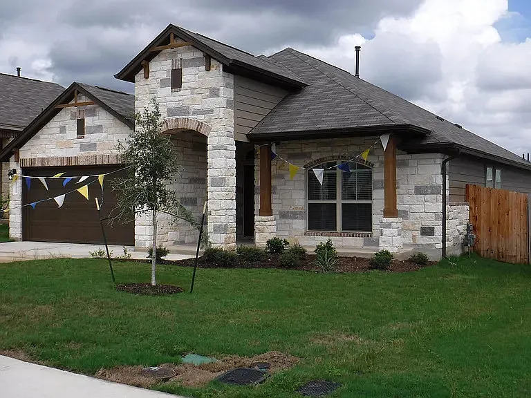 4 bed, 1692 sqft, $2,325 — Photo 2