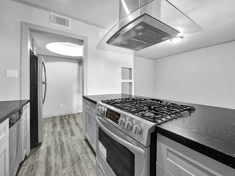 Carrolton Apartments — Photo 5