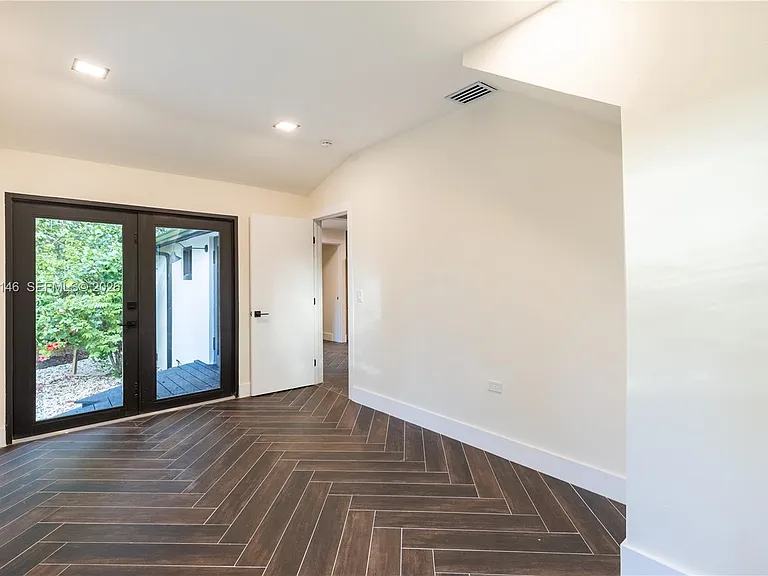 10901 NE 3rd Ave — Photo 18