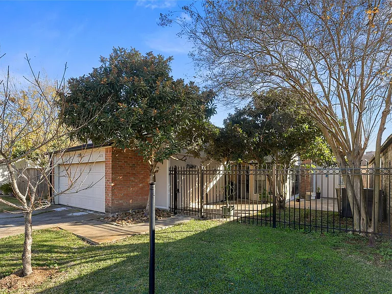 4123 Yupon Ridge Dr — Photo 2