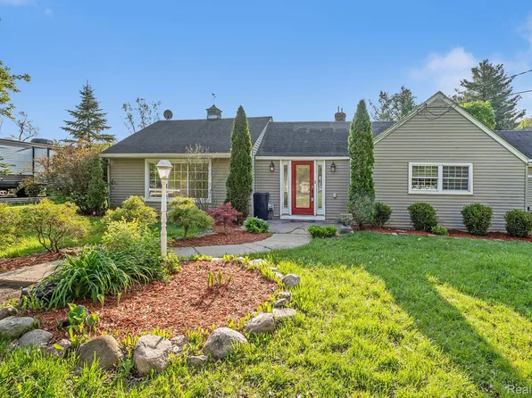 2450 Covert Rd, Burton, MI 48509