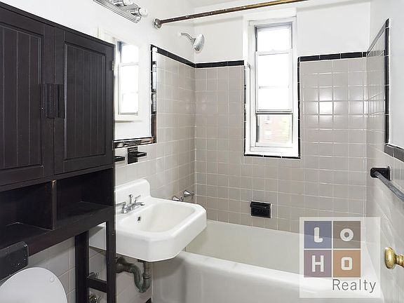 5th image of 550 Grand St APT J8f