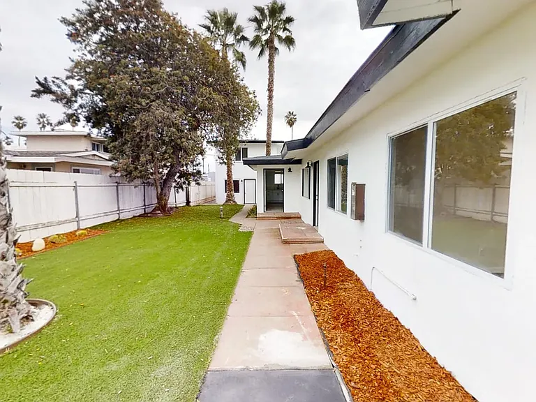 1007 Hornblend St — Photo 8