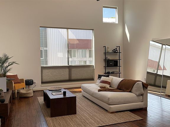 4th image of 2918 Commerce St