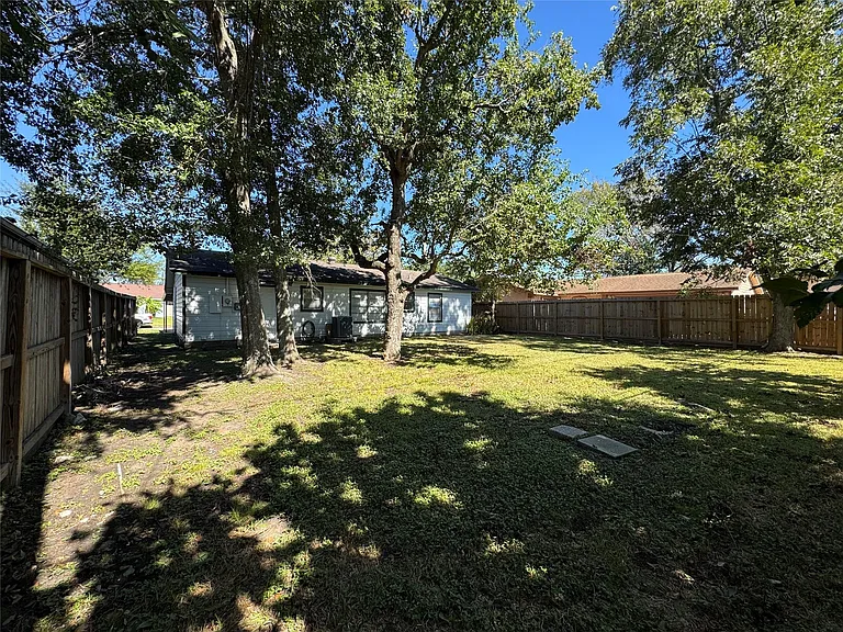 514 Bertloma St — Photo 24