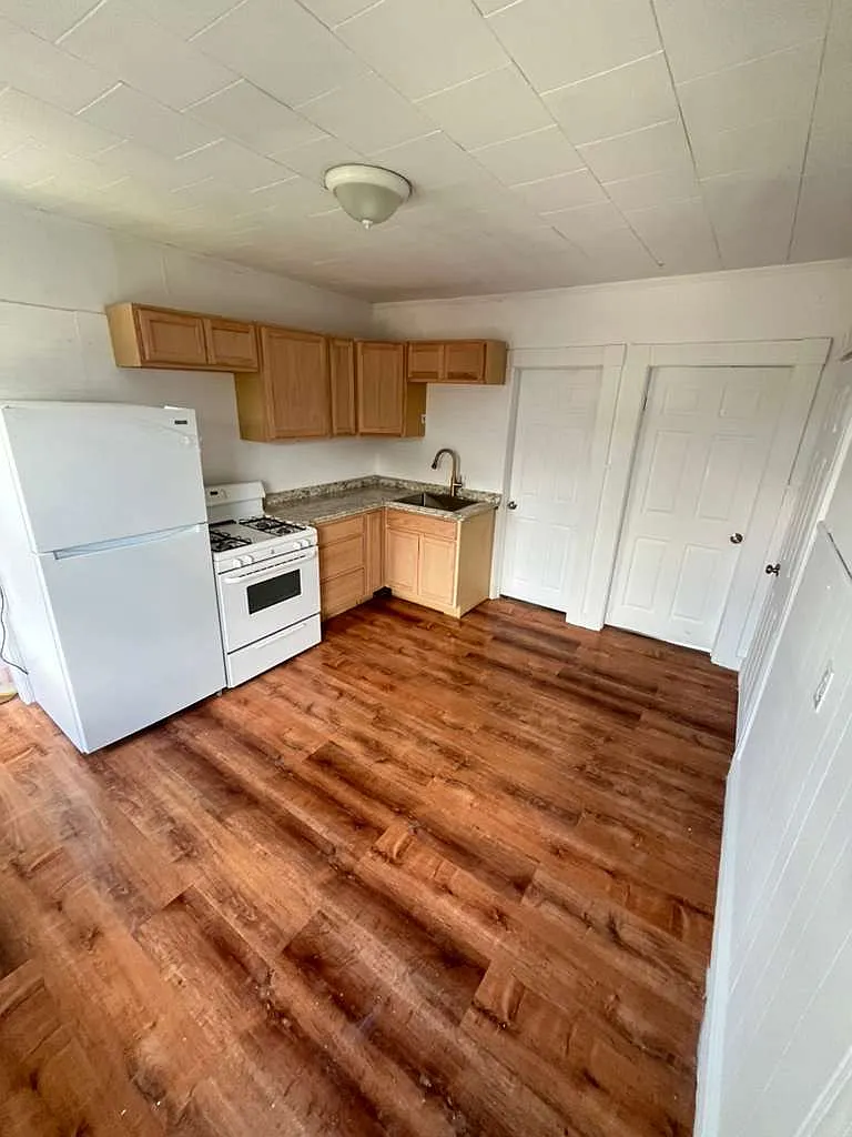 3 bed, 1300 sqft, $1,800 — Photo 1