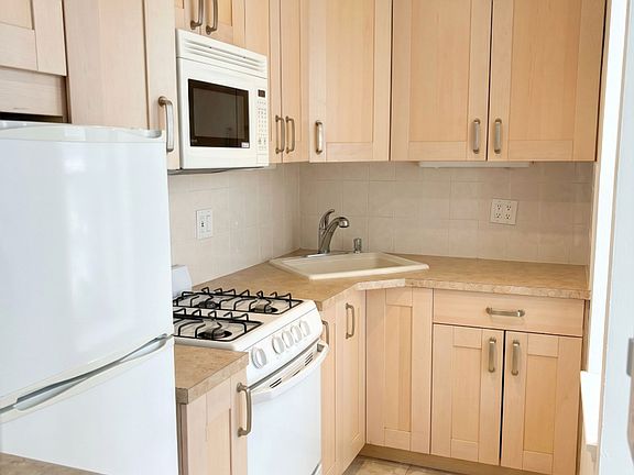 3rd image of 2800 Coyle St APT 611