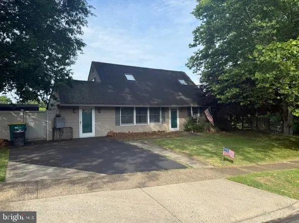 2 Quay Rd, Levittown, PA 19057