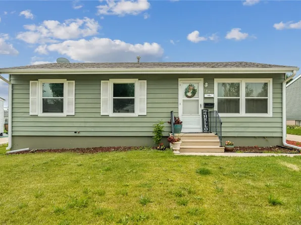 144 Cherry Hill Rd NW, Cedar Rapids, IA 52405
