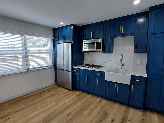 3rd image of 1827 E Ocean Blvd #18