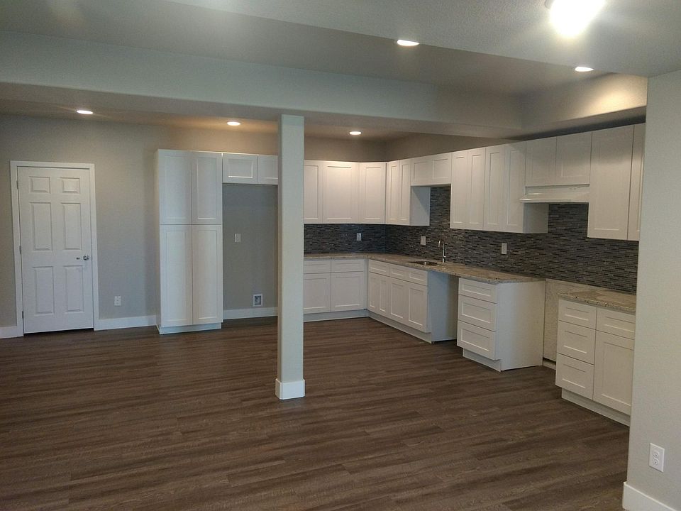 Kitchen (Brand new appliances are in) This is an earlier picture.