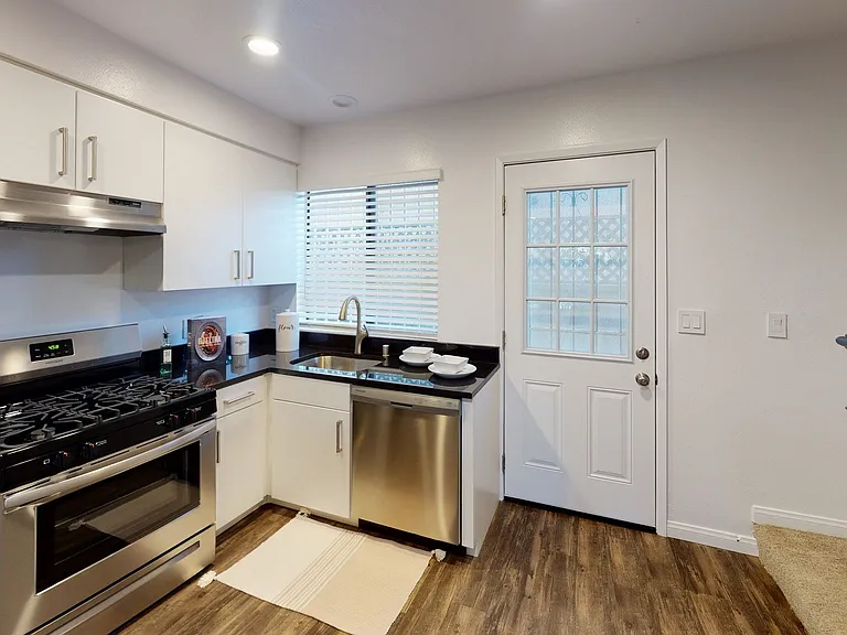 Mentone Apartments — Photo 12