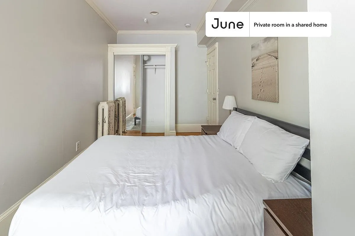 Full bedroom in 5 bed/2 bath home in Brighton #1303 A — Photo 2