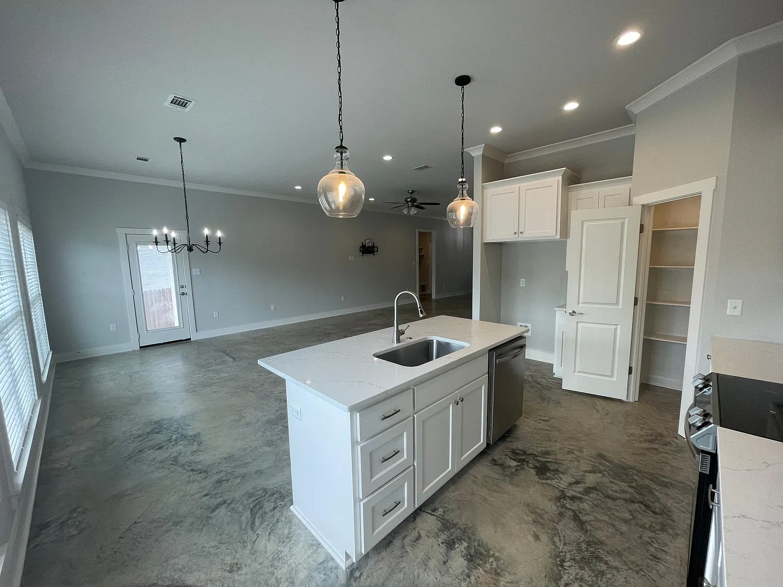 4 bed, 2020 sqft, $2,300 — Photo 4