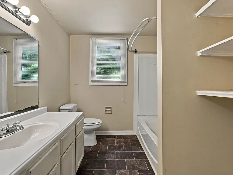 501 Weakley Ave — Photo 25