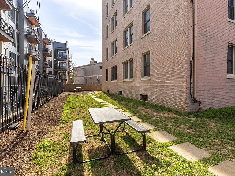 1423 Newton St NW #204 — Photo 24