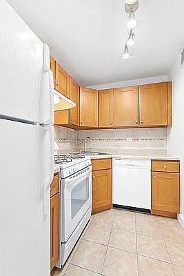 5th image of 6120 Grand Central Pkwy #200