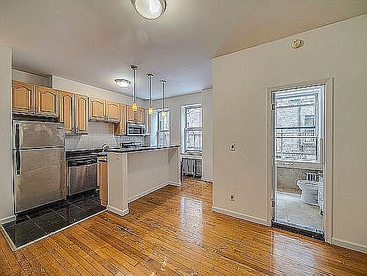 4th image of 145 E 35th St APT 1re