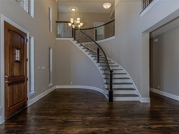 2nd image of 813 Lake Carillon Ln