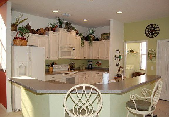 Kitchen with crown molding on cabinets