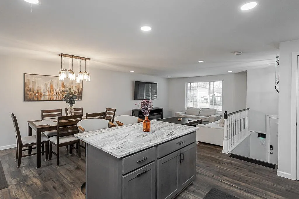 3 bed, 2.0 bath, 1506 sqft, $2,400 — Photo 3
