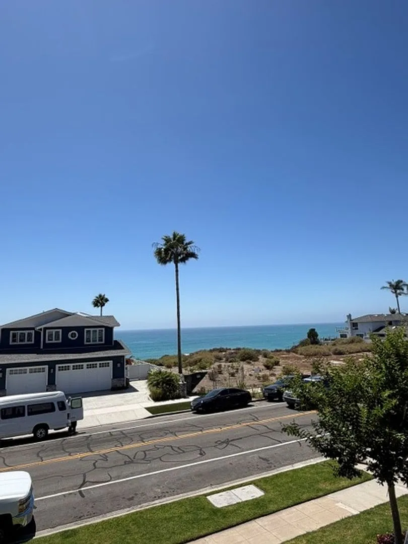 Beautiful 2 Bedroom Unit with Ocean View in Dana Point — Photo 2