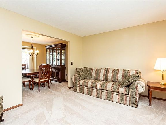 3rd image of 464 Bristol Ln