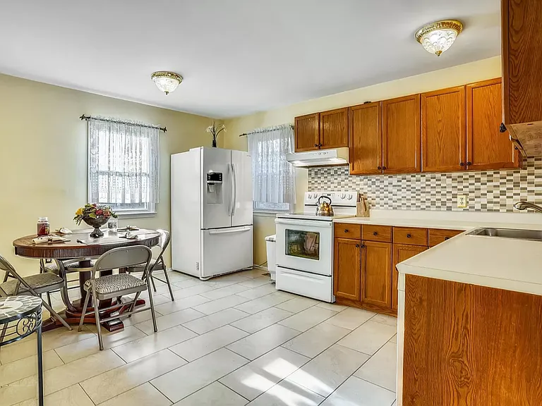 13714 Mayfair Ct — Photo 3