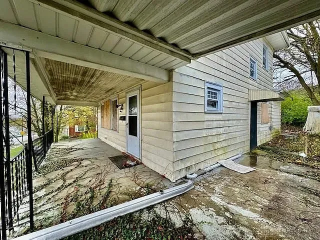 136 Pointview Ave — Photo 2