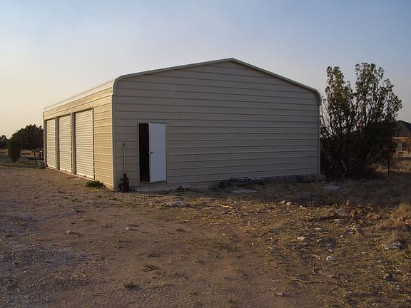 3.5-car garage w/ workshop area.