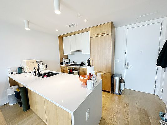5th image of 22-18 Jackson Ave #915