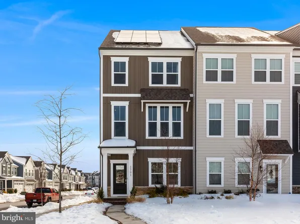 1701 Autumn Maple Leaf Dr, Dumfries, VA 22026
